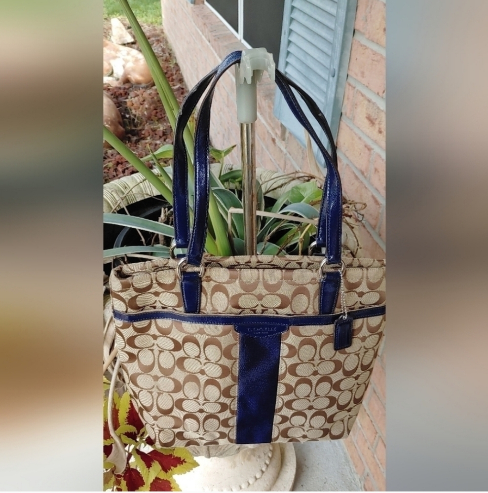 AUTHENTIC COACH TOTE BAG JACQUARD SIGNATURE C W/ BLUE PATENTED LEATHER TRIM. NEW - Picture 4 of 16